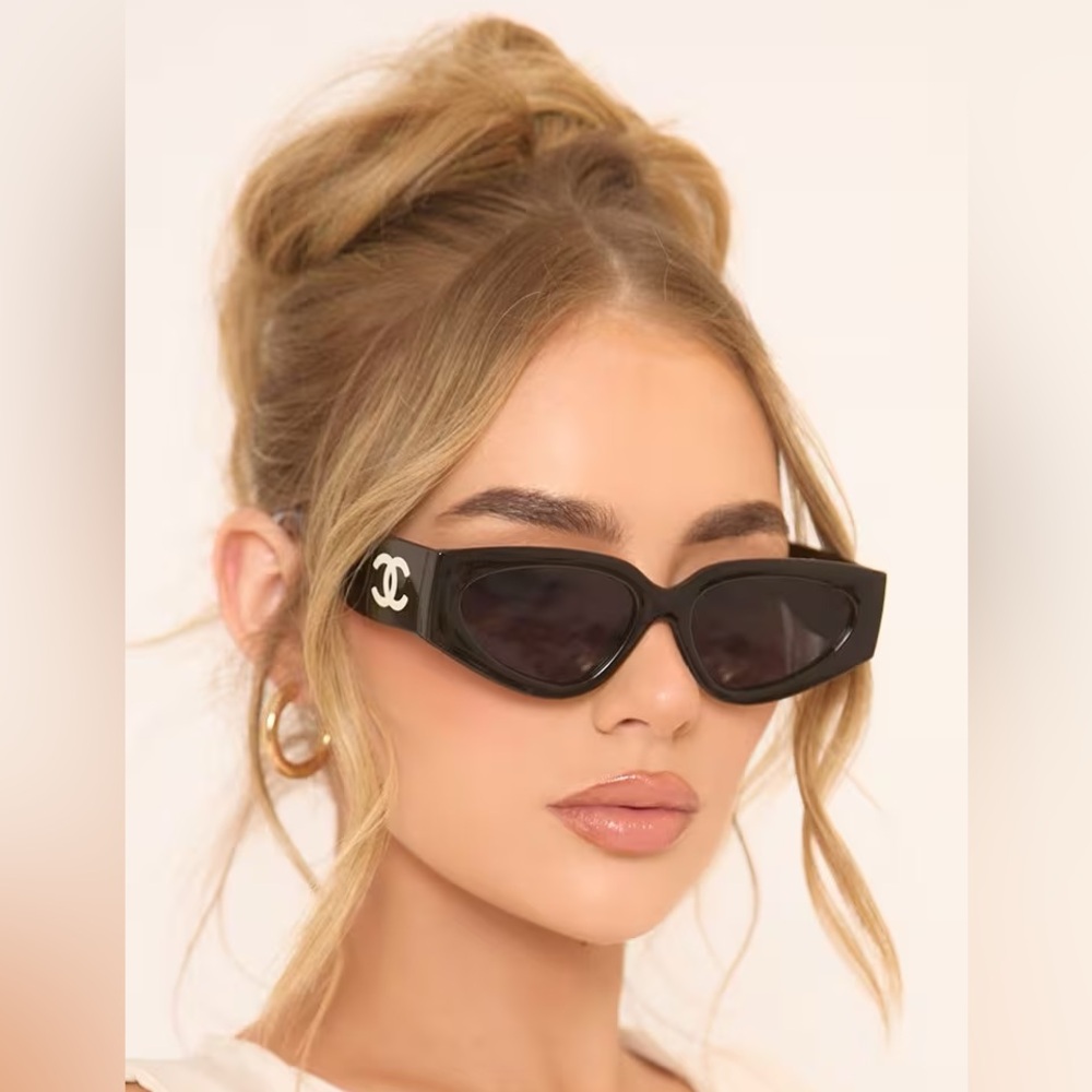 CC Logo Detail Chunky Frame Sunglasses In Black - Picture 2 of 2